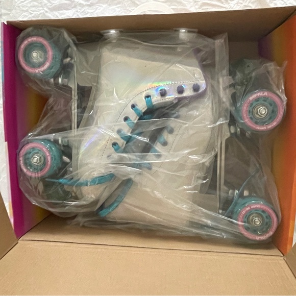 NWT Women’s Holographic Roller Skates with Sparkling Blue Laces and wheels - Picture 4 of 8